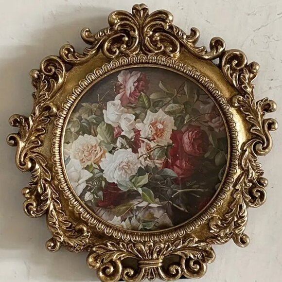 Vintage-Inspired Metal Embossed Elegant Round Photo Frame - Picture 3 of 4